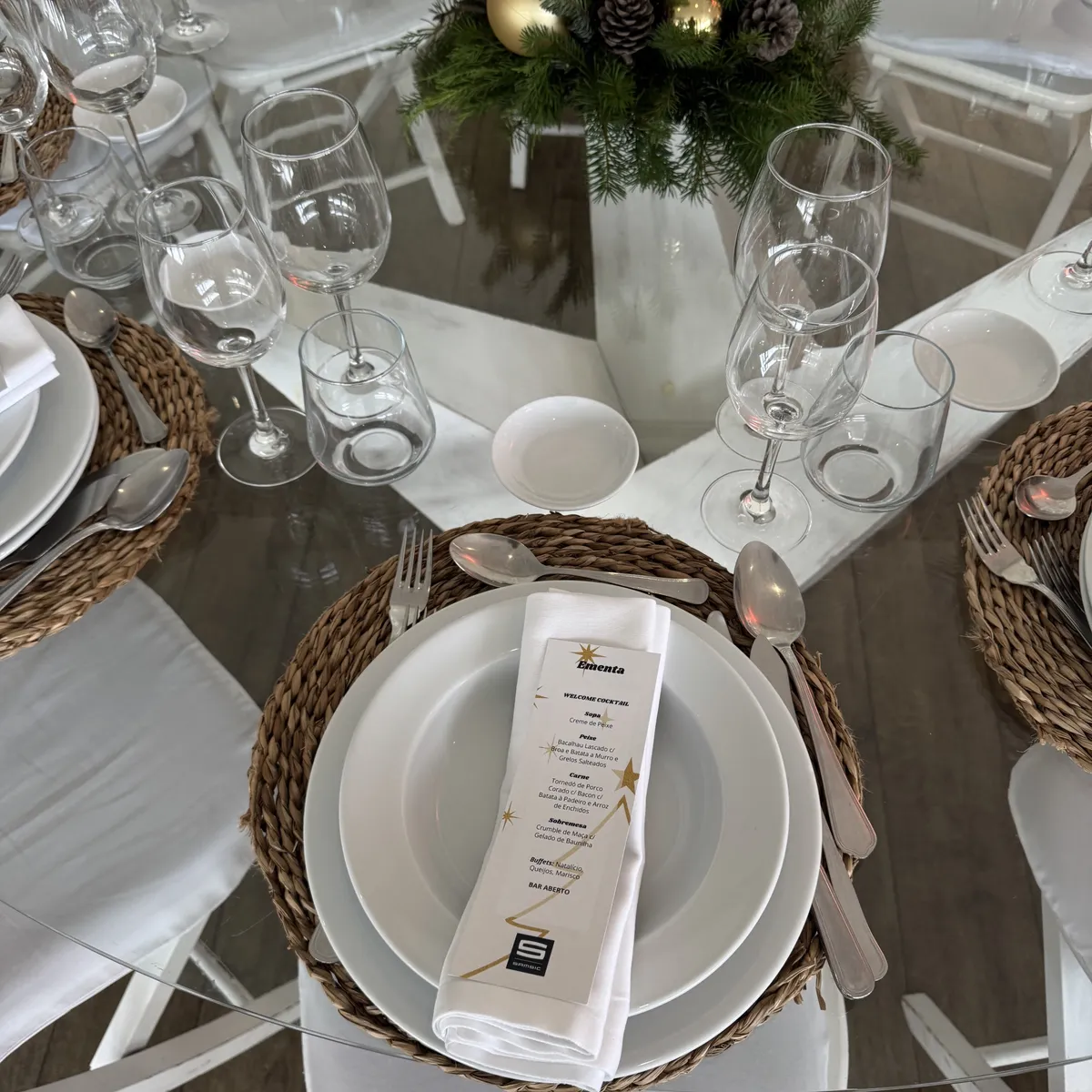Lugar posto para o jantar de Natal da Samsic, com ementa personalizada sobre o guardanapo
